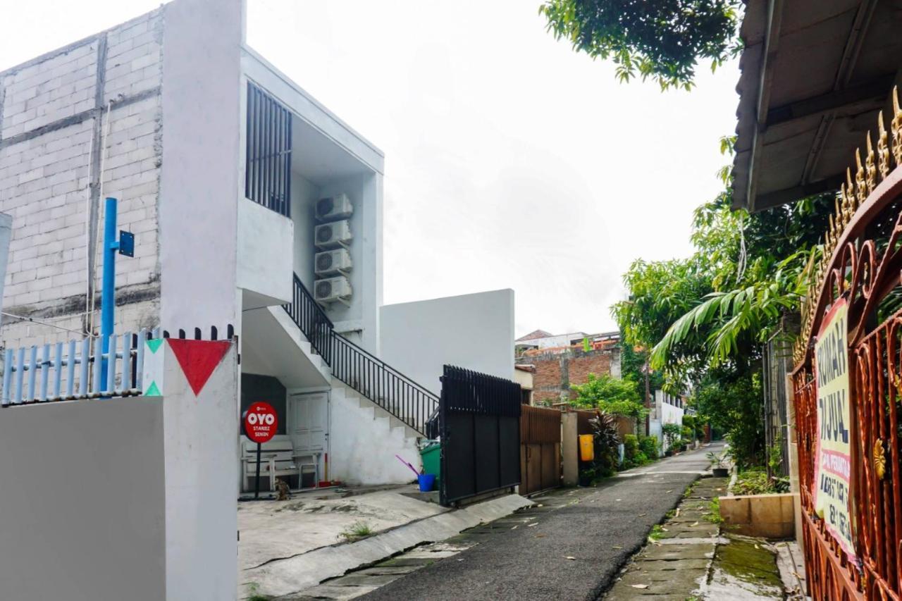 Hotel Super Oyo 91074 Stariez Senen Syariah à Jakarta Extérieur photo